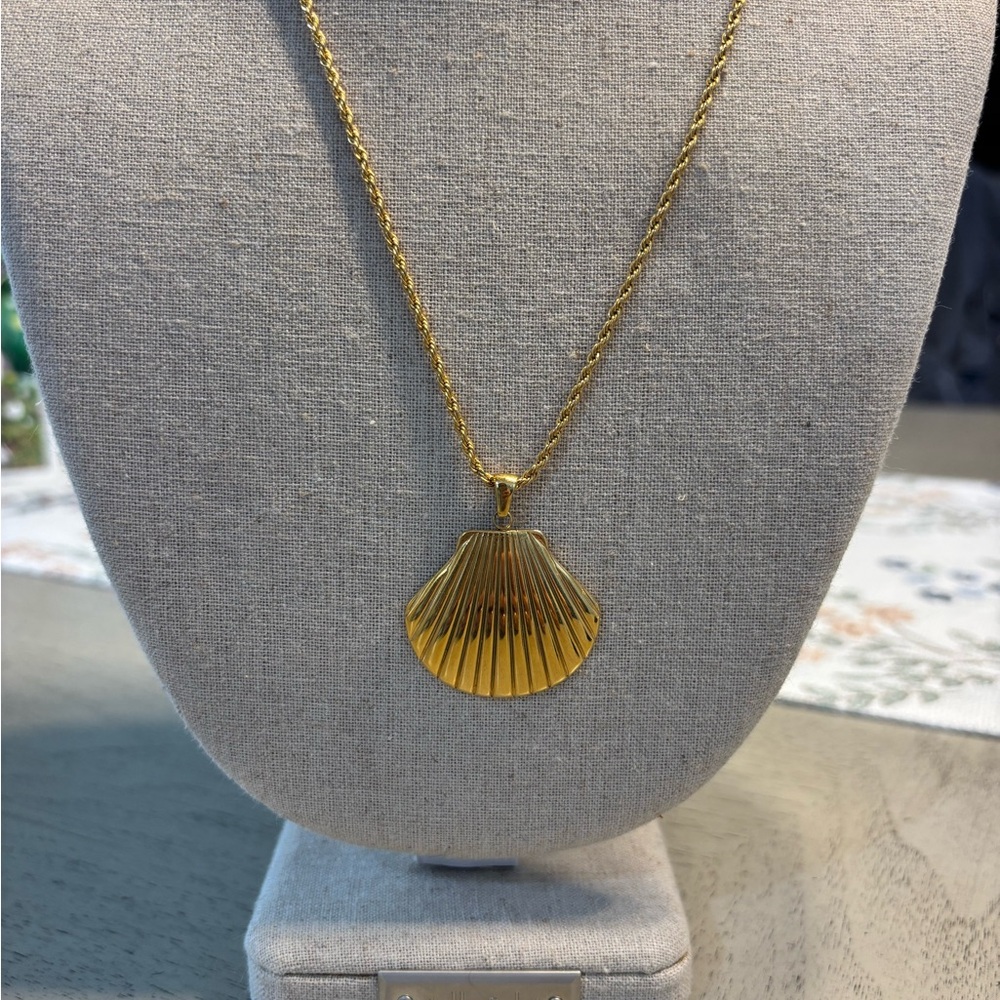 Elegant Gold Shell Necklace - Picture 10 of 10
